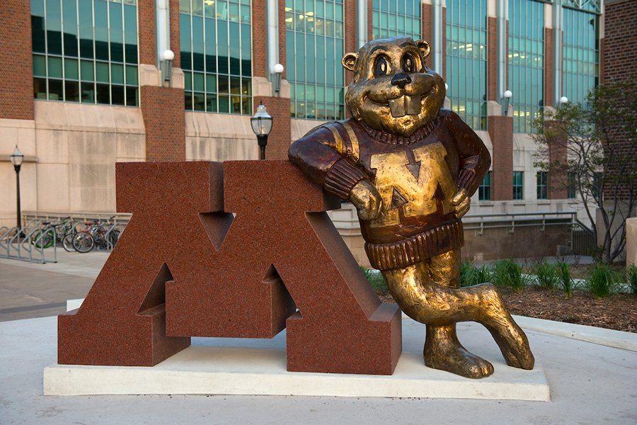 Goldy gopher leaning up against M statue